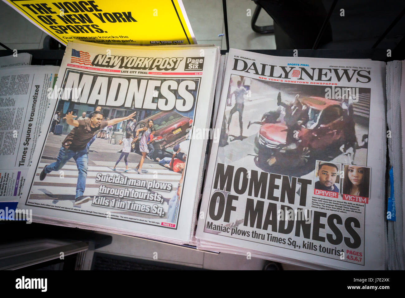 Journaux de New York, le vendredi 19 mai, 2017 Rapport sur les jours précédents' rampage prétendument par Richard Rojas à Times Square, qui fait un mort et 22 blessés en conduisant une Honda Accord dans la foule. (© Richard B. Levine) Banque D'Images