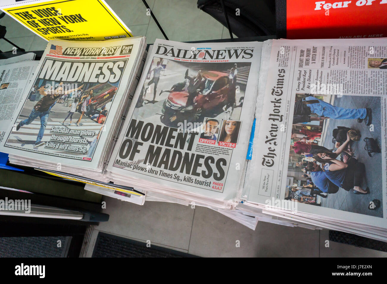 Journaux de New York, le vendredi 19 mai, 2017 Rapport sur les jours précédents' rampage prétendument par Richard Rojas à Times Square, qui fait un mort et 22 blessés en conduisant une Honda Accord dans la foule. (© Richard B. Levine) Banque D'Images