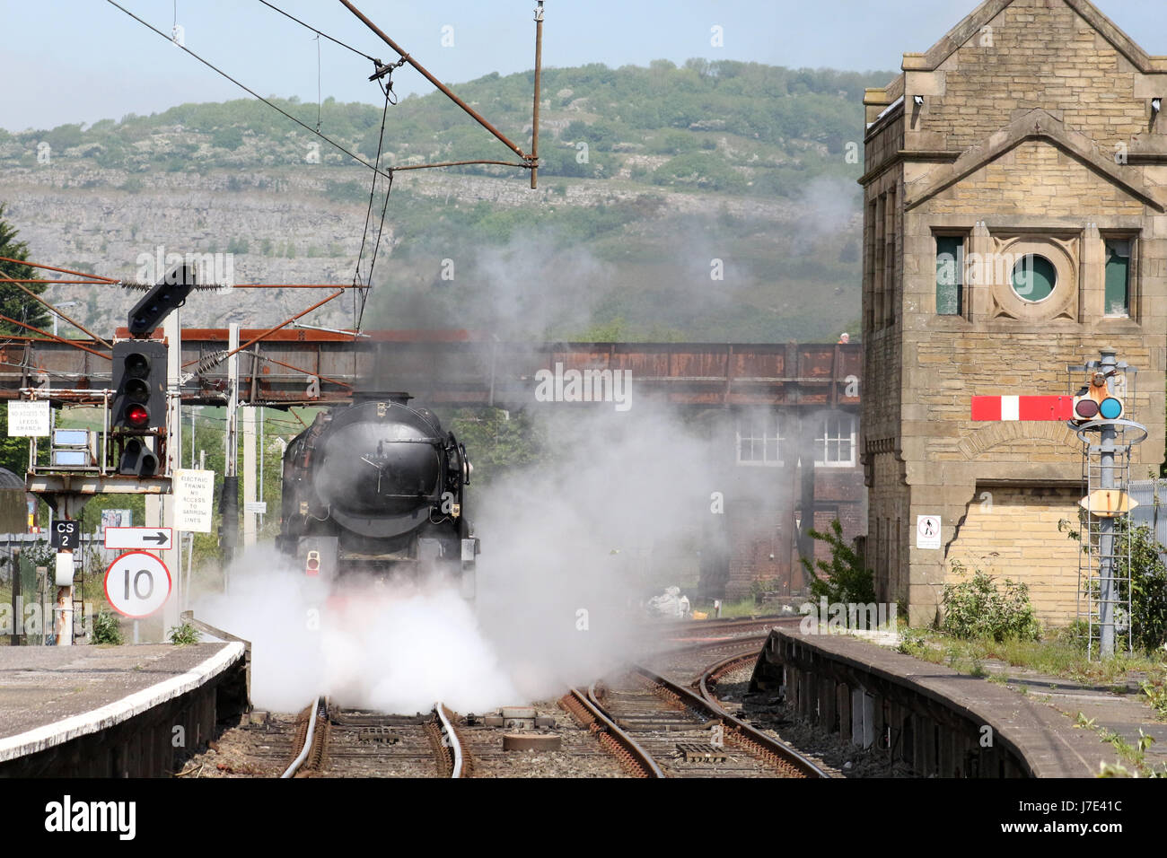 Locomotive à vapeur de la classe de la marine marchande l'Inde britannique en ligne livrée noire près de Erquy station comme il se prépare à faire ce test à Hellifield. Banque D'Images