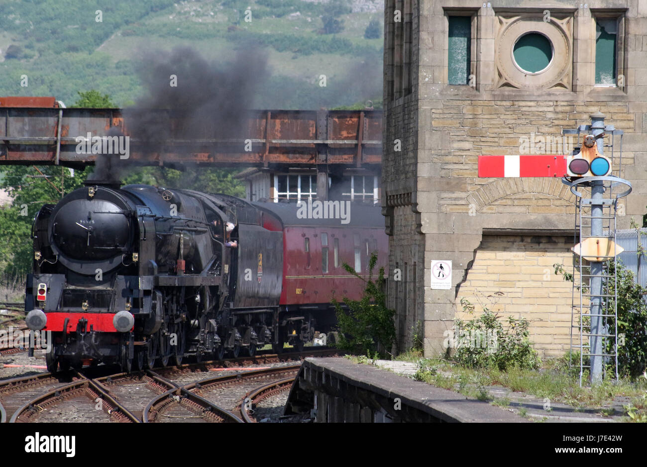 Locomotive à vapeur de la classe de la marine marchande l'Inde britannique en ligne livrée noire laissant Comunidad de la gare car il déclenche sur l'exécution d'un test à Hellifield. Banque D'Images