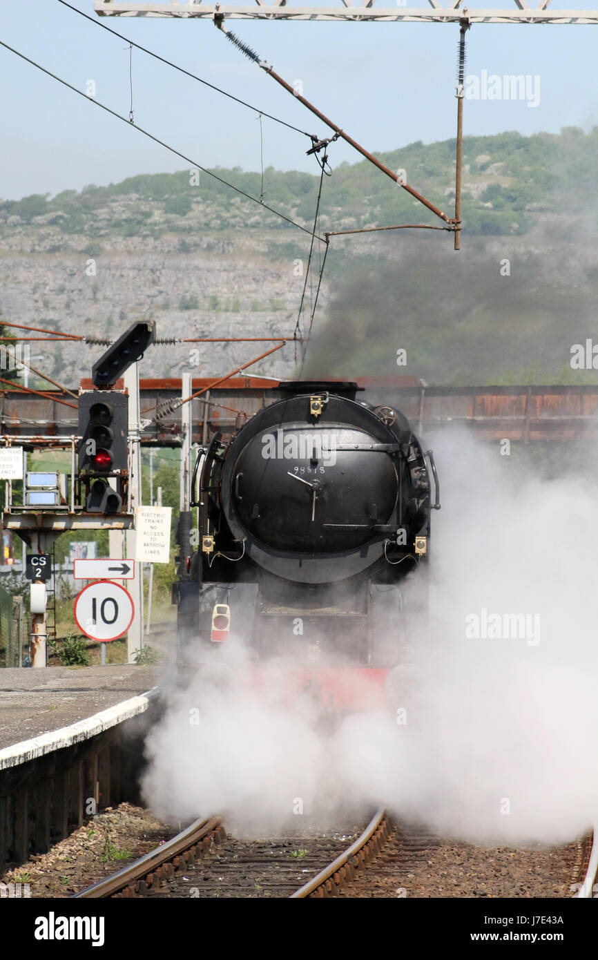 Locomotive à vapeur de la classe de la marine marchande l'Inde britannique en ligne livrée noire près de Erquy station comme il se prépare à faire ce test à Hellifield. Banque D'Images