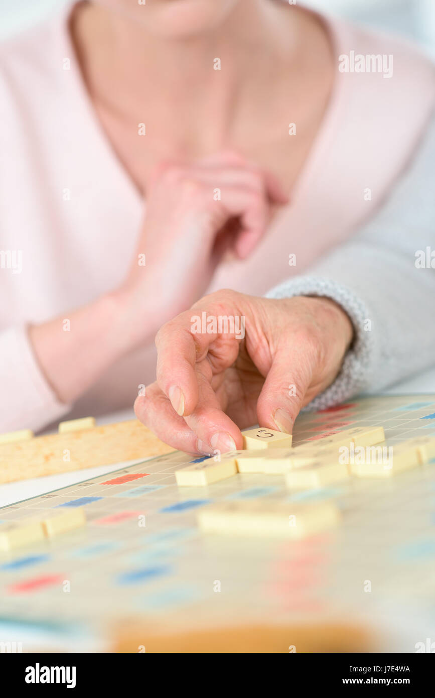 Vieux couple playin le scrabble Banque D'Images