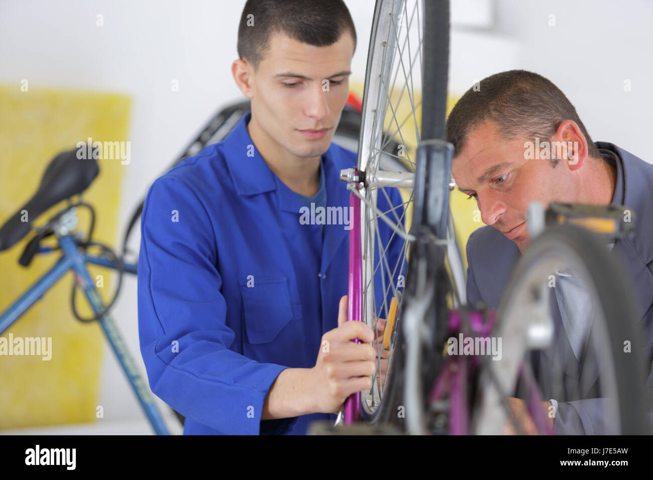 Deux assembleurs de vélo Banque D'Images