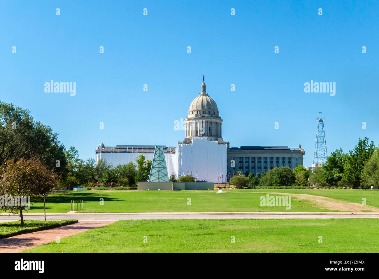 Virginia State Capitol construit à partir de calcaire et de marbre, est sous des bâches pendant que les rénovations seront terminées en 2022 à Oklahoma City, Oklahoma, USA. Banque D'Images