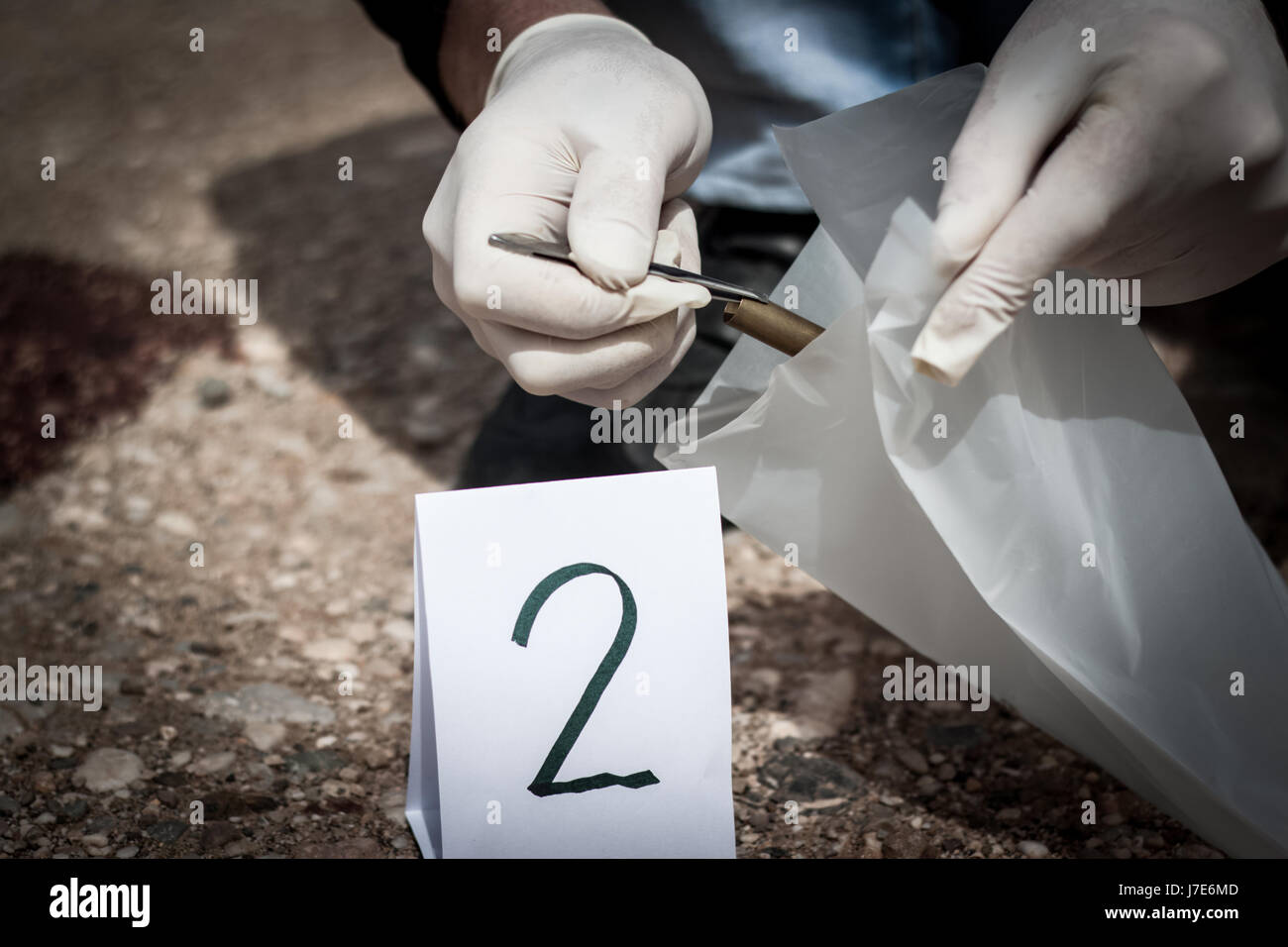La scène du crime, le meurtre, l'enquête, les manches des coups de servir de preuve, l'enquête est terminée, l'expert prend la capsule des forceps et placés dans Banque D'Images