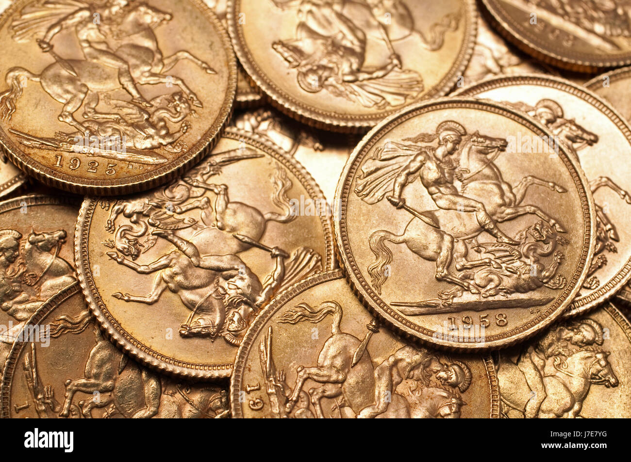 Pièces de monnaie de l'or souverain britannique certains plusieurs quelques service metal finances Banque D'Images