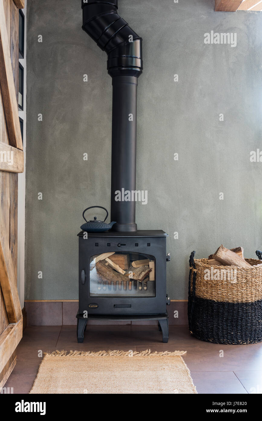 Un poêle à bois - Carron cuisinière - Maison d'époque de magasin. Le journal panier est de Rockett St George Banque D'Images