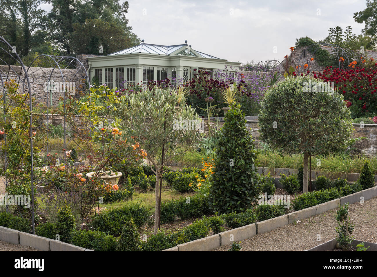 Neat chevrons lits des potagers terrasse inférieure avec arches et topiaires, wirework Banque D'Images