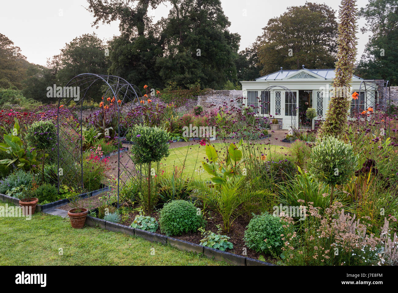 Neat chevrons doubles et des arches menant à la maison d'été par David Salisbury Banque D'Images