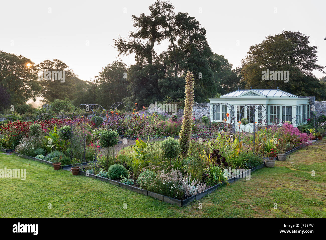 Neat chevrons doubles et des arches menant à la maison d'été par David Salisbury Banque D'Images