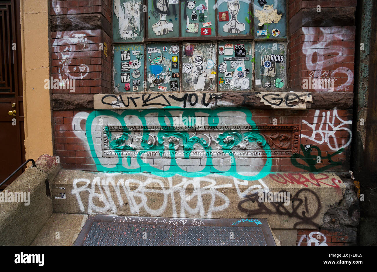 Le Graffiti couvrant une vieille ornate Building à New York City Banque D'Images