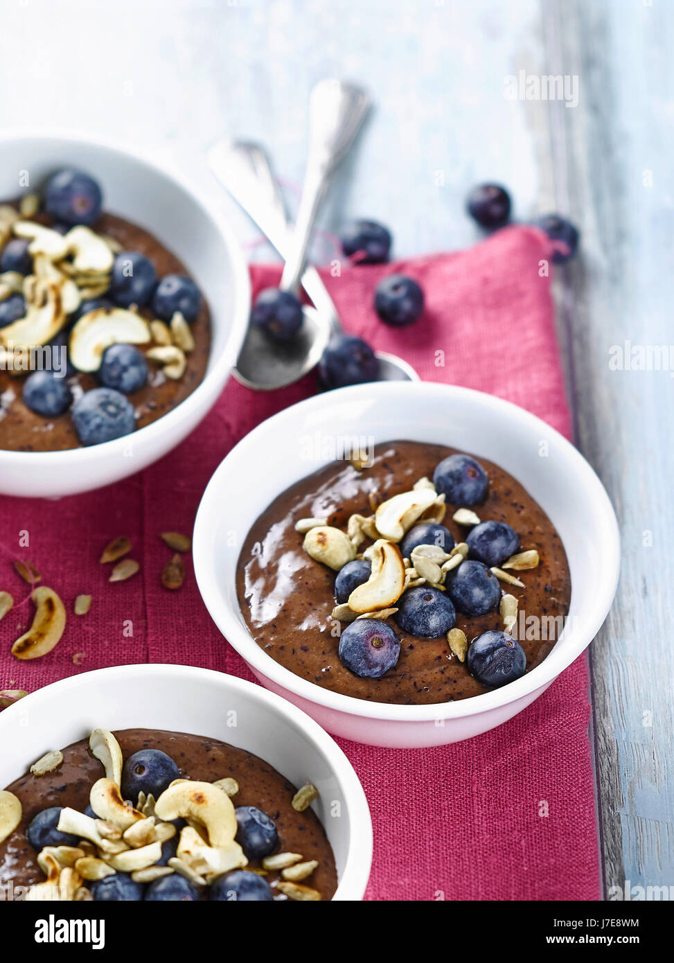 Frappé aux bleuets bol avec les prunes Banque D'Images