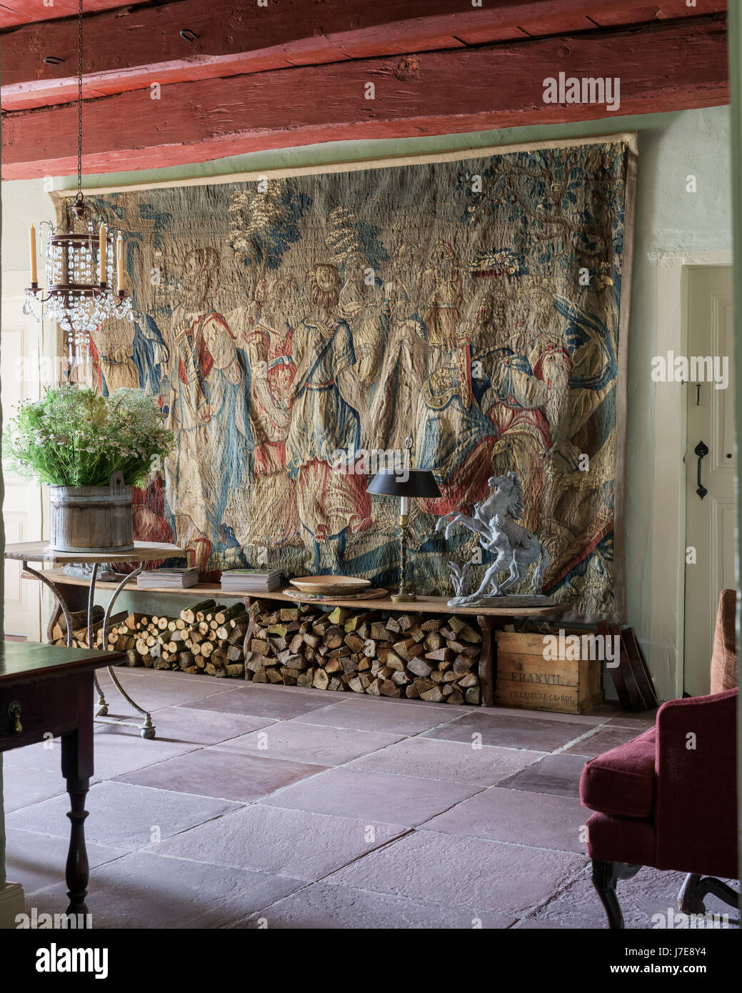 La tapisserie flamande du xviie siècle 'Triomphe de Diana' et cafe table avec banc bois empilé sous Banque D'Images