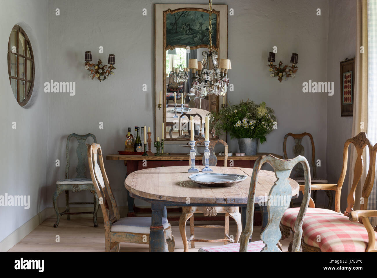 Trummeau français' miroir au-dessus de vieux buffet suédois du 18ème siècle  avec des chaises et d'un lustre en cristal et doré Français Photo Stock -  Alamy