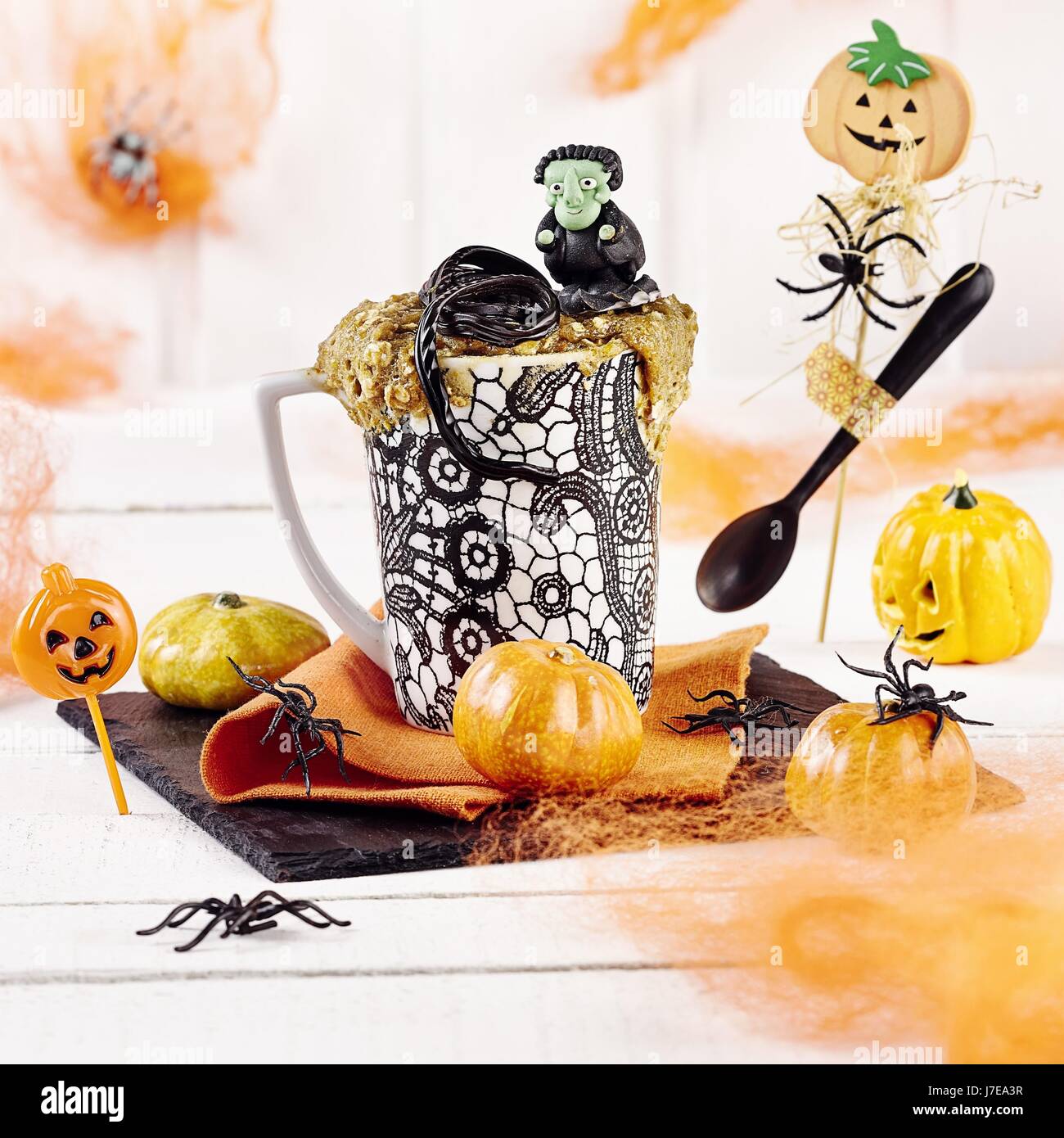 Des gâteaux à la citrouille Halloween mug (micro-ondes) Banque D'Images