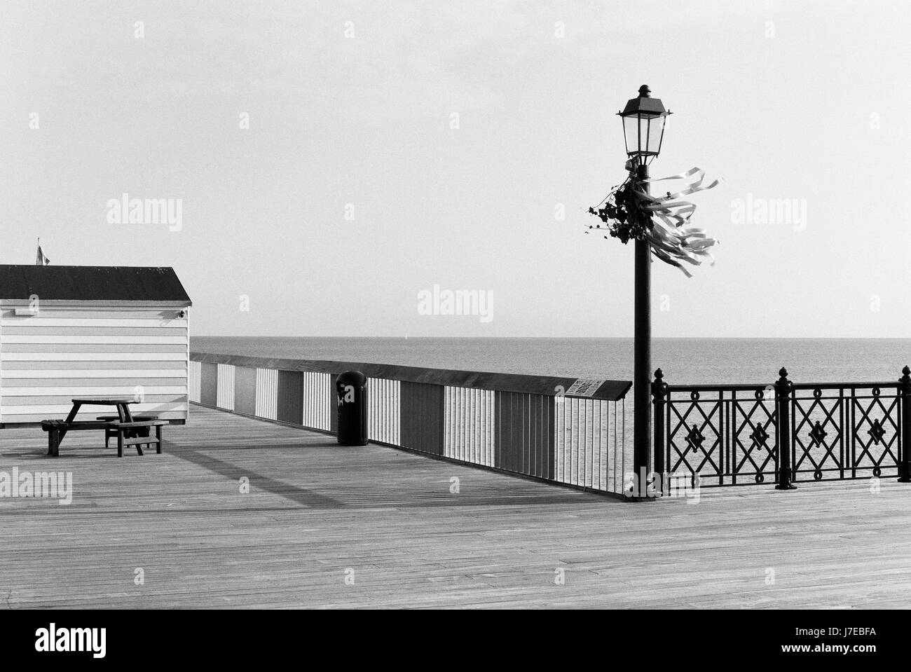 Balustrades et lampadaire Hastings Pier, East Sussex UK Banque D'Images