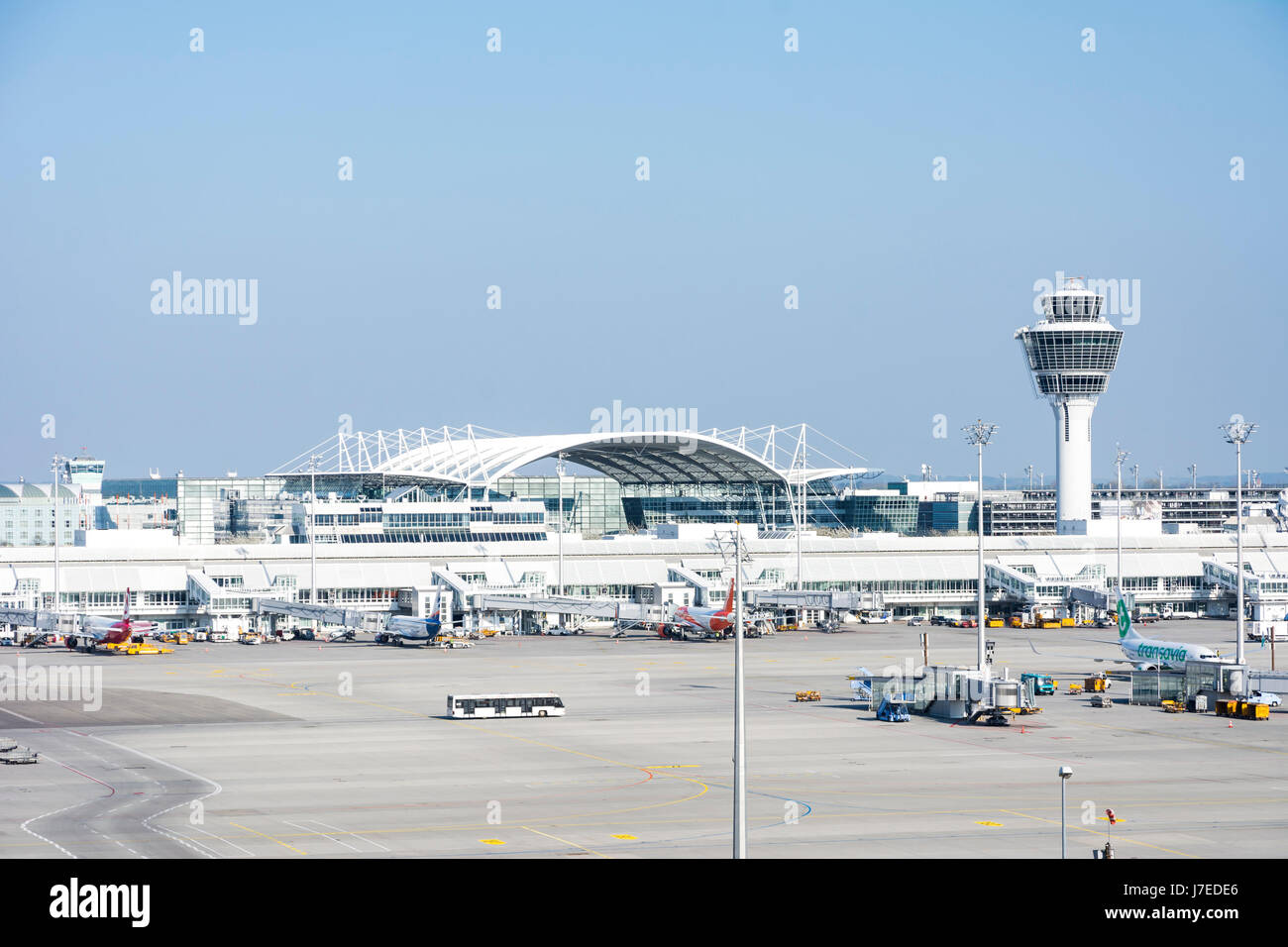 MUNICH, ALLEMAGNE - le 9 avril : Les avions en position parking à l'aéroport de Munich, Allemagne, le 9 avril 2017. L'aéroport compte plus de 40 millions d'passenge Banque D'Images