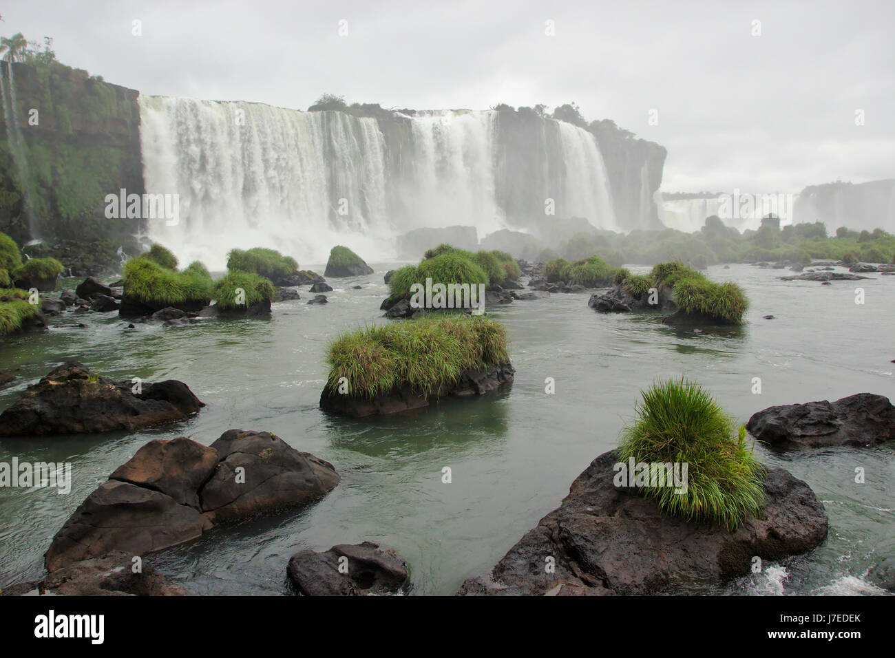 Chutes d'Iguaçu, Brésil chutes de piétons près de la gorge du diable, Brésil Banque D'Images