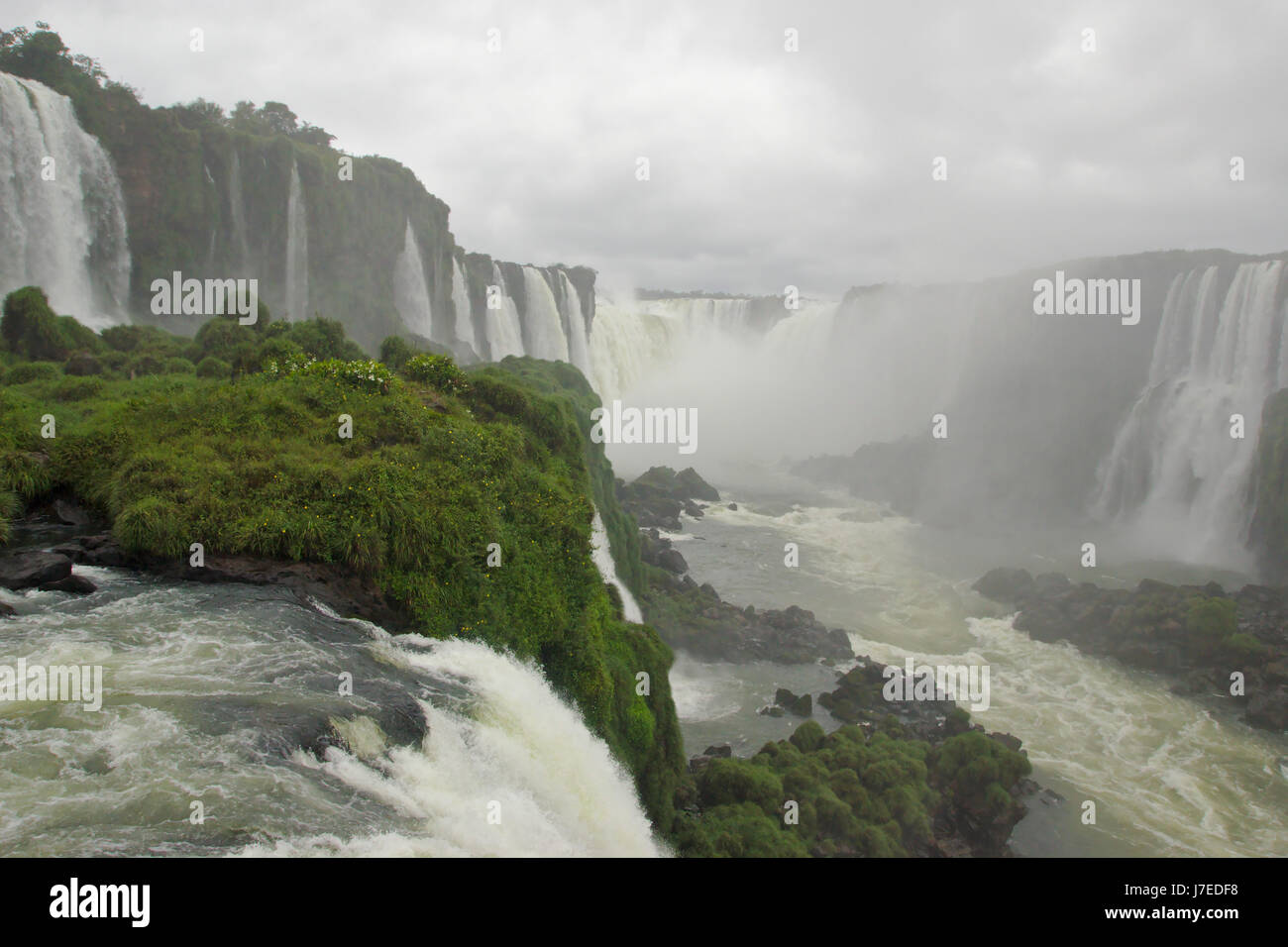 Chutes d'Iguaçu, Brésil chutes de piétons près de la gorge du diable, Brésil Banque D'Images
