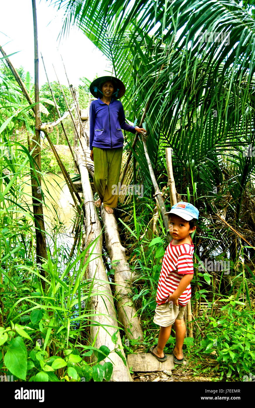 Grand-mère et petit-fils, Delta du Mekong, Vietnam Banque D'Images