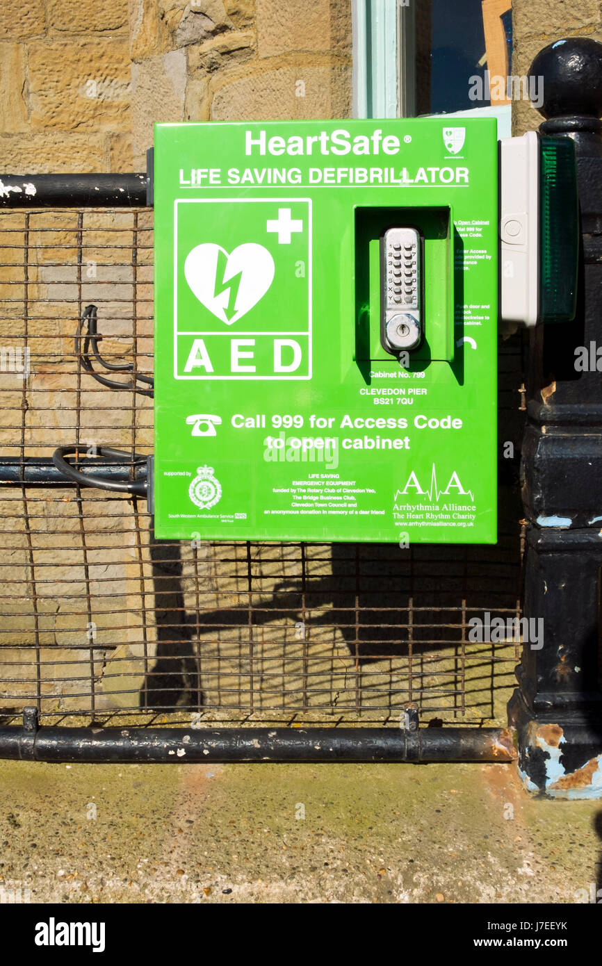 Une urgence publique défibrillateur dans une armoire verrouillée sur le front de mer de Clevedon, Somerset, Royaume-Uni. Banque D'Images