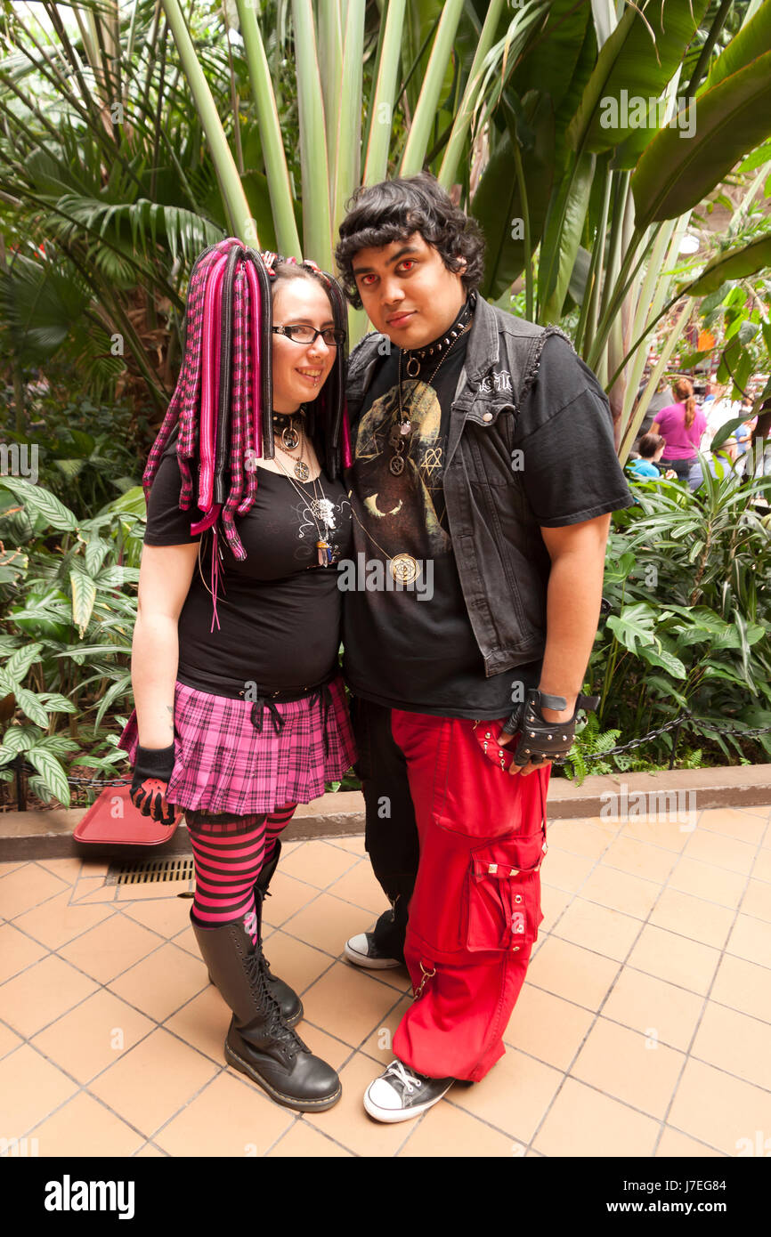 Goth couple portant des vêtements noirs, des bijoux cloutés, et des piercings. Banque D'Images