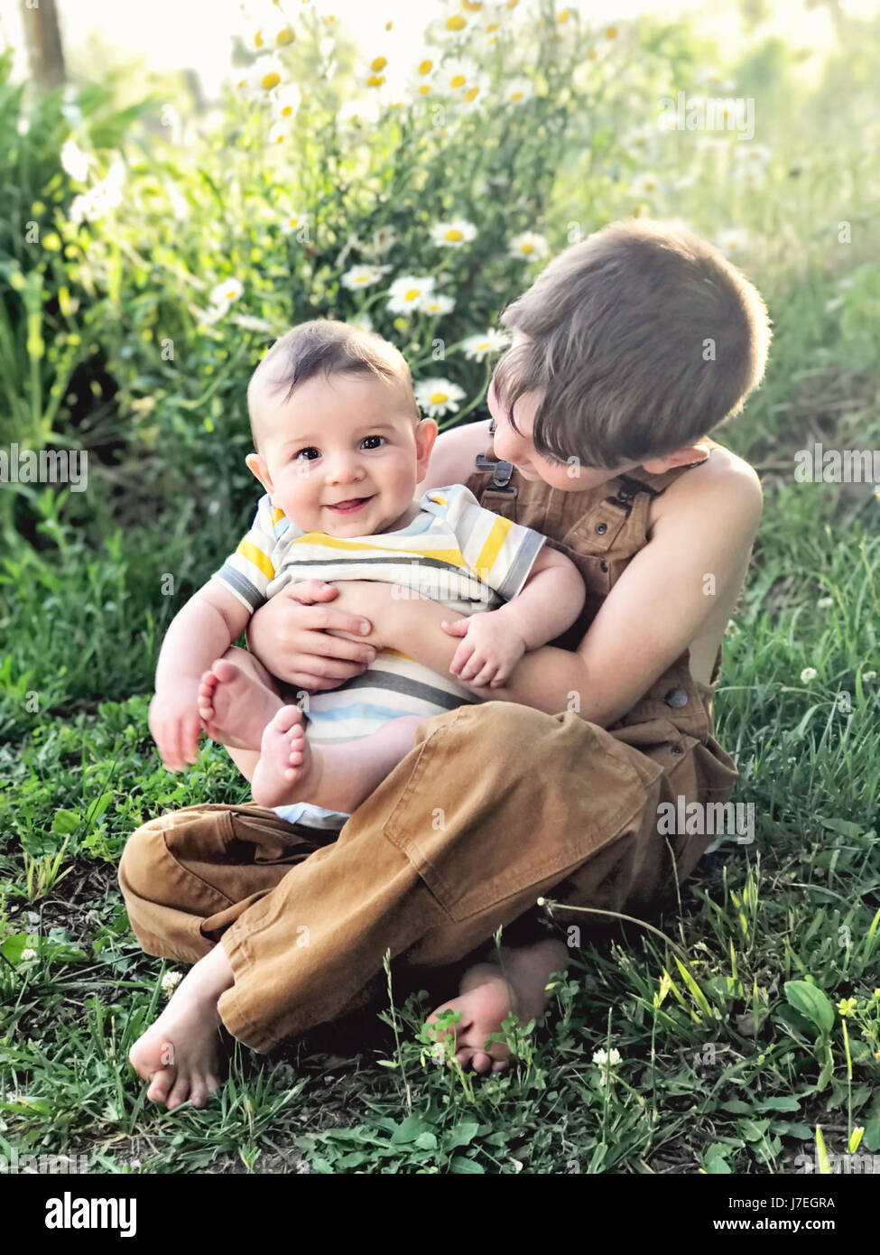 Enfant holding baby Banque D'Images
