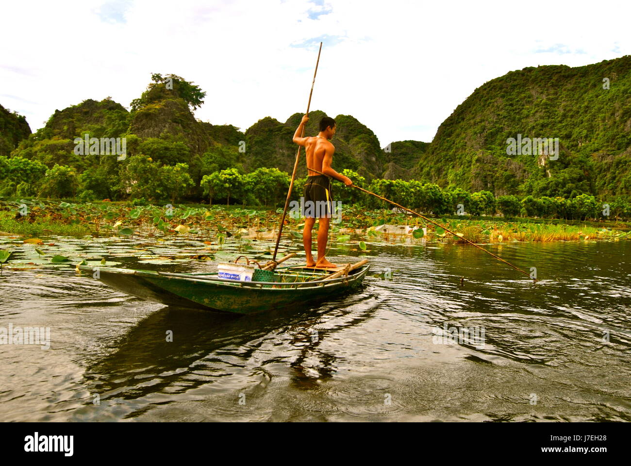 Beaux paysages le long de la rivière, province de Ninh Binh, Vietnam Banque D'Images