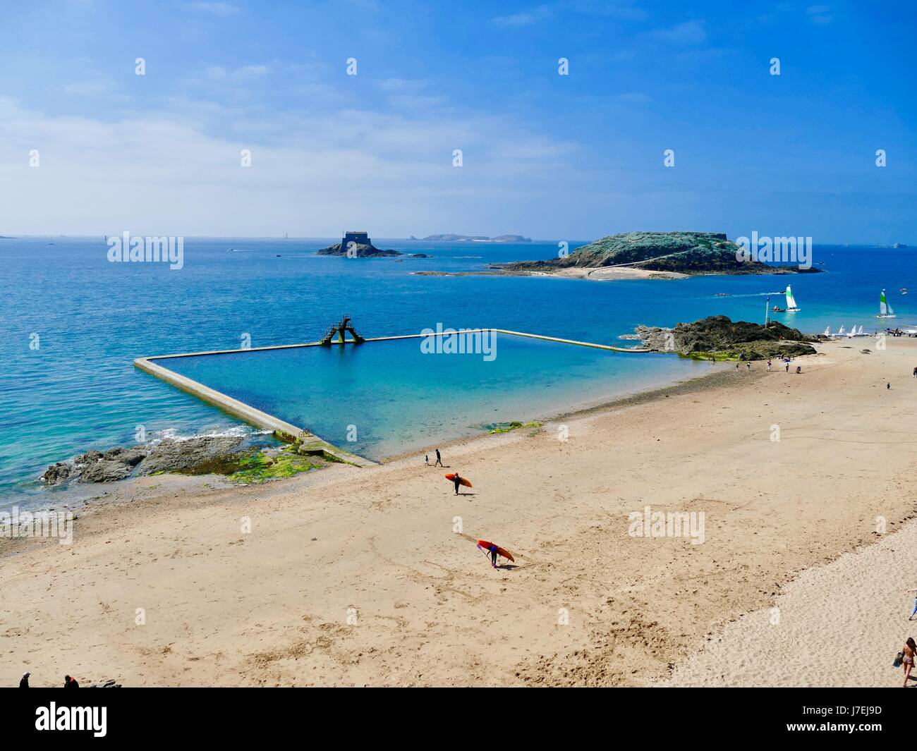 De Leau Vert émeraude Piscine Plage Remplit Sur La Côte De