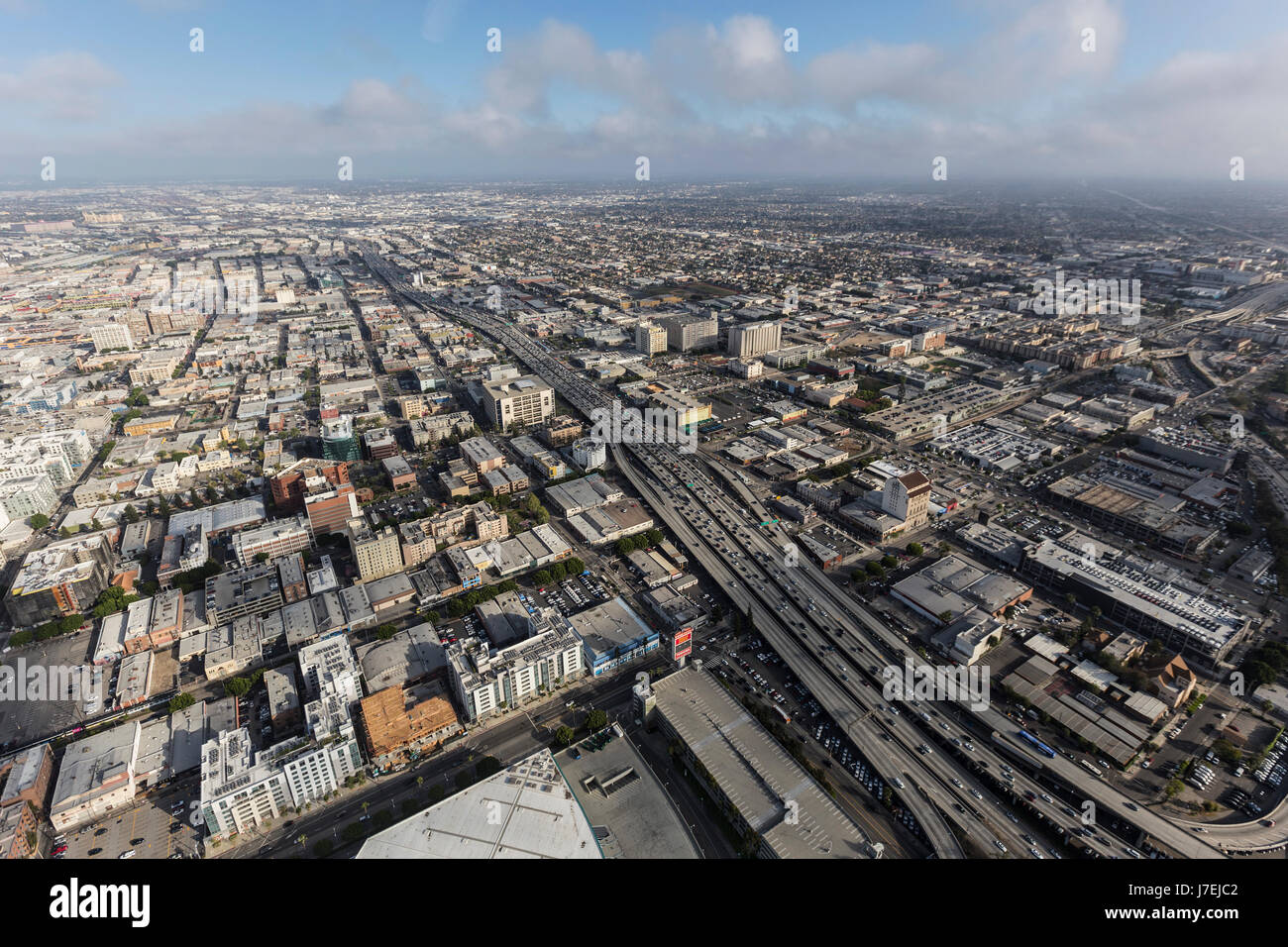 Los Angeles, Californie, USA - 12 Avril 2017 : Vue aérienne de l'autoroute 10 de Santa Monica, à proximité du centre-ville de LA. Banque D'Images