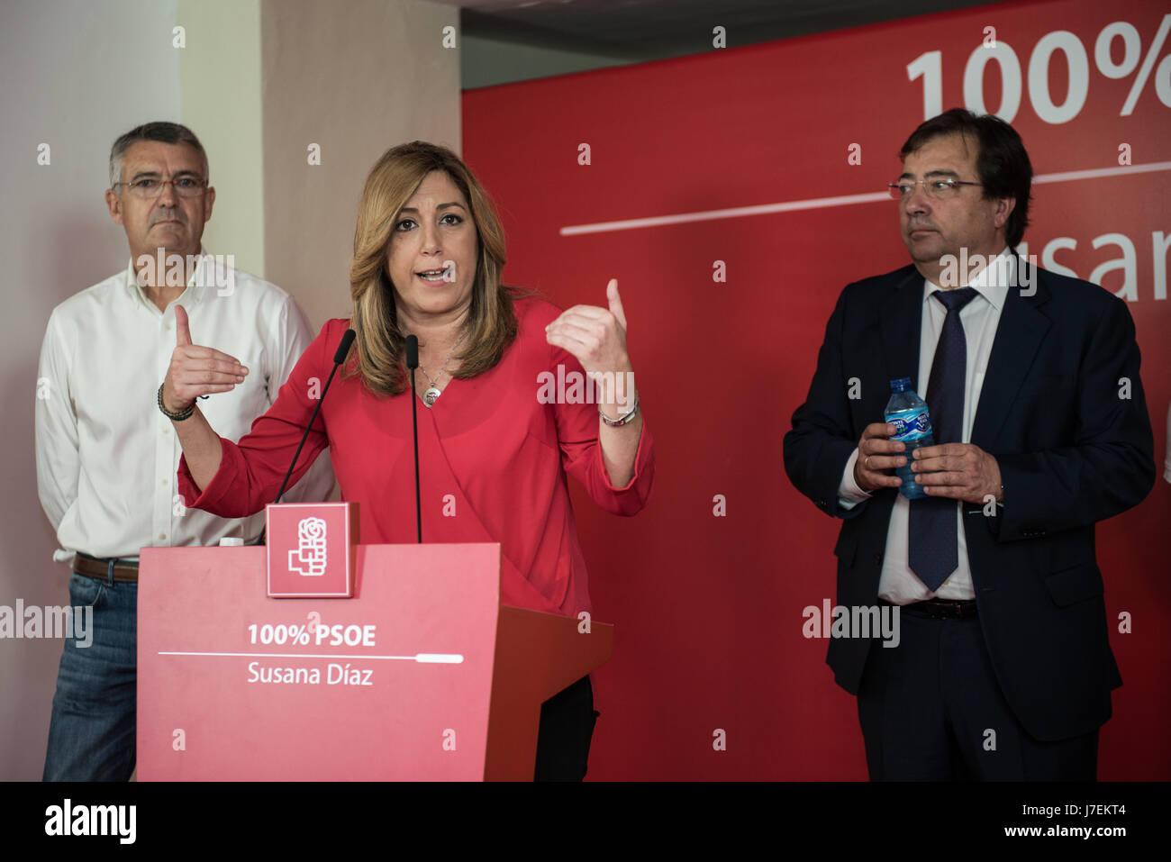 Le porte-parole socialiste, Fernando Acero, Susana Díaz et Guillermo Fernández Vara lors de l'événement a eu lieu ce matin dans la région de Trujillo, l'Estrémadure. Banque D'Images