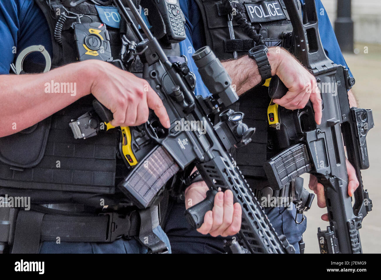 Londres, Royaume-Uni. 24 mai, 2017. "Lire le manuel avant utilisation' gravé sur le côté d'armes à feu de la police - Sécurité est serré dans le Royaume-Uni Whitehall est à son plus haut état d'alerte. Londres 24 mai 2017. Crédit : Guy Bell/Alamy Live News Banque D'Images