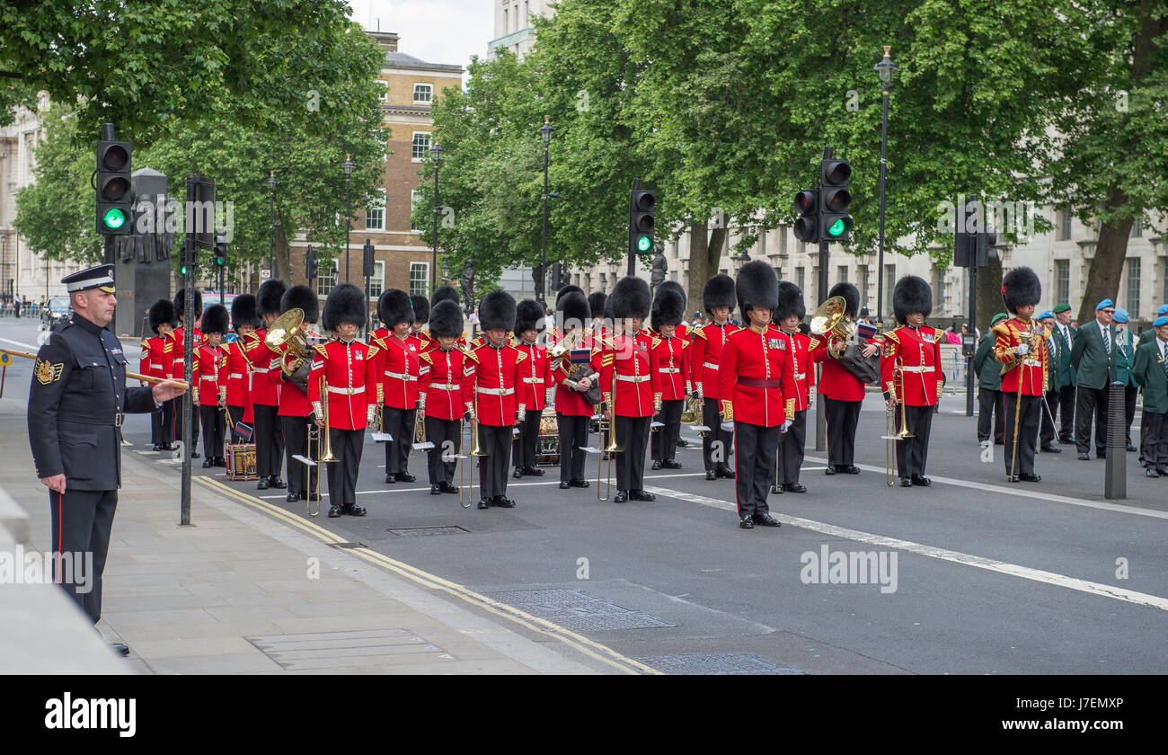 Le Cénotaphe, Whitehall, Londres UK. 24 mai 2017.Journée internationale des Casques bleus des Nations Unies Cérémonie du Souvenir a lieu à 13h dans la région de Whitehall au milieu d'une sécurité optimale. La bande du Welsh Guards et le Color Guard de l'Organisation des Nations Unies responsable de l'Association des anciens membres du corps diplomatique et d'autres couches de la couronne Royal United Services Institute. London District GSM Andrew 'Vern' Stokes, Coldstream Guards, montres la cérémonie à partir de la gauche. Credit : Malcolm Park editorial/Alamy Live News. Banque D'Images