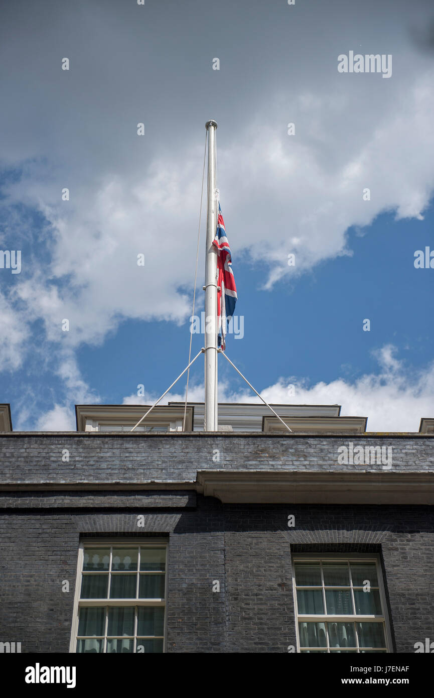 Downing Street, London, UK. 24 mai 2017. Union européenne, je vois des drapeaux en berne sur 10 et 11 Downing Street après l'indignation. terroristes Manchester Credit : Malcolm Park editorial/Alamy Live News. Banque D'Images