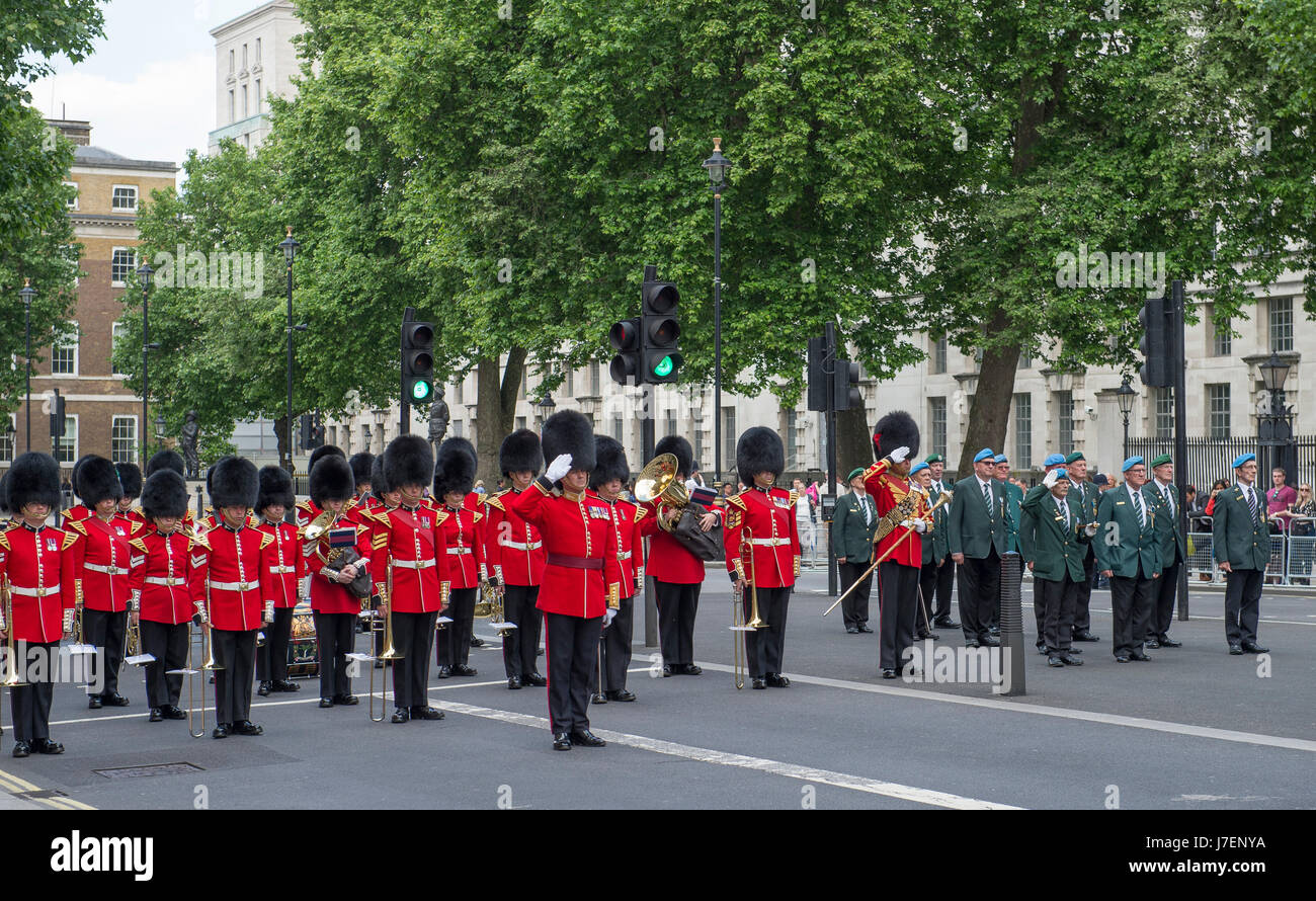 Le Cénotaphe, Whitehall, Londres UK. 24 mai 2017.Journée internationale des Casques bleus des Nations Unies Cérémonie du Souvenir a lieu à 13h dans la région de Whitehall au milieu d'une sécurité optimale. La bande du Welsh Guards et le Color Guard de l'Organisation des Nations Unies responsable de l'Association des anciens membres du corps diplomatique et d'autres couches de la couronne Royal United Services Institute. Credit : Malcolm Park editorial/Alamy Live News. Banque D'Images