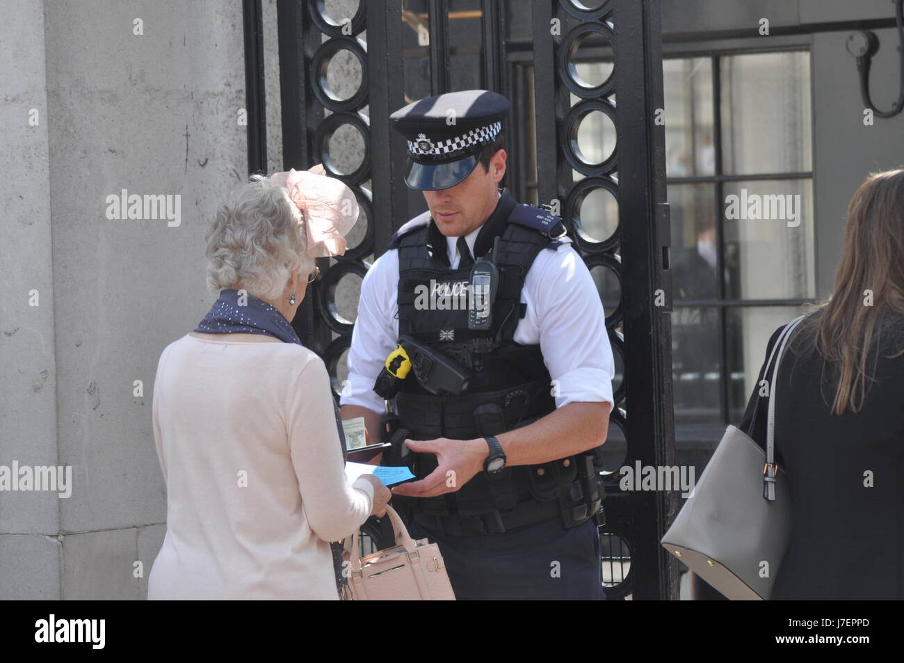 Pendant ce temps à ne pas loin du Palais à Her Majesty's Theatre Royal de réagir rapidement à une police soupçonneusement véhicule stationné qui semblait être abandonné. Le VAN a été rapidement déplacé de sa position et fouillés par la police qui arrivent peu après la van a été abandonné Banque D'Images