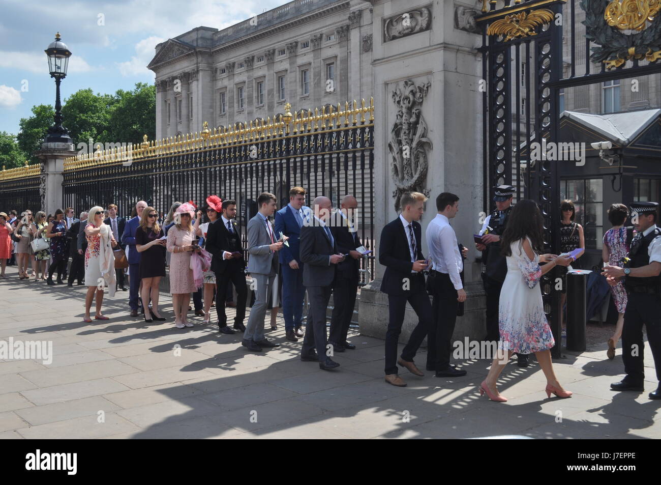 Pendant ce temps à ne pas loin du Palais à Her Majesty's Theatre Royal de réagir rapidement à une police soupçonneusement véhicule stationné qui semblait être abandonné. Le VAN a été rapidement déplacé de sa position et fouillés par la police qui arrivent peu après la van a été abandonné Banque D'Images