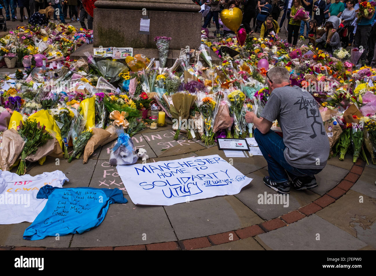 Attaque terroriste de Manchester. Manchester, Angleterre 24 mai 2017. Les gens déposent des fleurs à un mémorial à St Anne's Square, le centre-ville de Manchester après l'attaque terroriste à la Manchester Arena suite à un concert par l'artiste américaine Ariana Grande. Photo : Ian Walker / Alamy Live News Banque D'Images