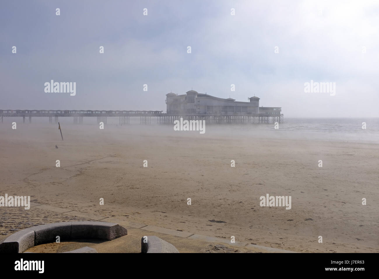 Weston-super-Mare, Royaume-Uni. 24 mai, 2017. Météo France : mist rolls sur la plage sur une journée chaude et ensoleillée. Keith Ramsey/Alamy Live News Banque D'Images