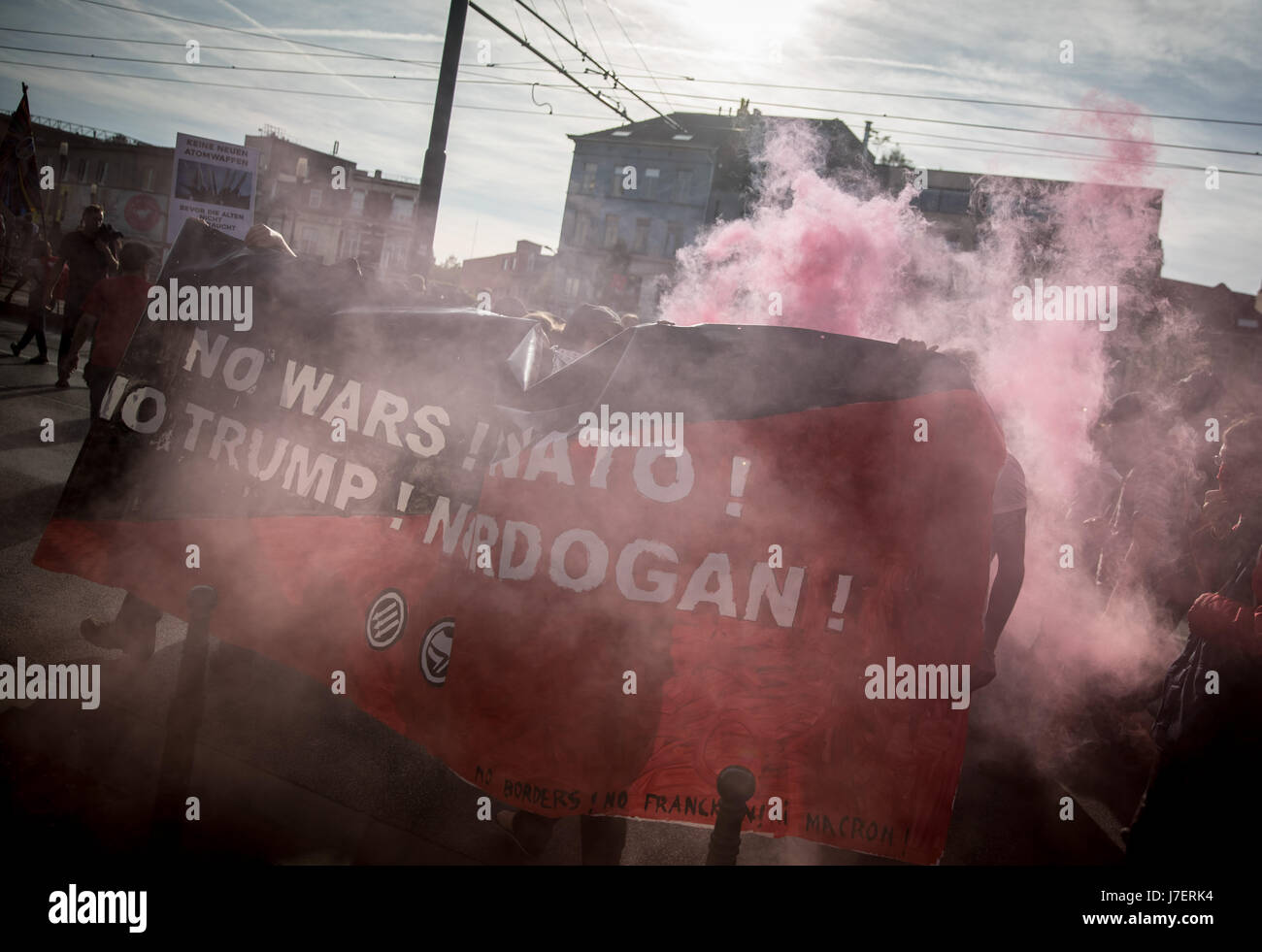 Bruxelles, Belgique. 24 mai, 2017. La fumée monte au cours d'une manifestation contre le sommet de l'OTAN et la visite du président américain à Trump Bruxelles, Belgique, 24 mai 2017. Le sommet de l'OTAN avec la participation des chefs de gouvernement des États membres se déroule dans le nouveau siège de l'OTAN dans la capitale belge le 25 mai 2017. Photo : Kay Nietfeld/dpa/Alamy Live News Banque D'Images