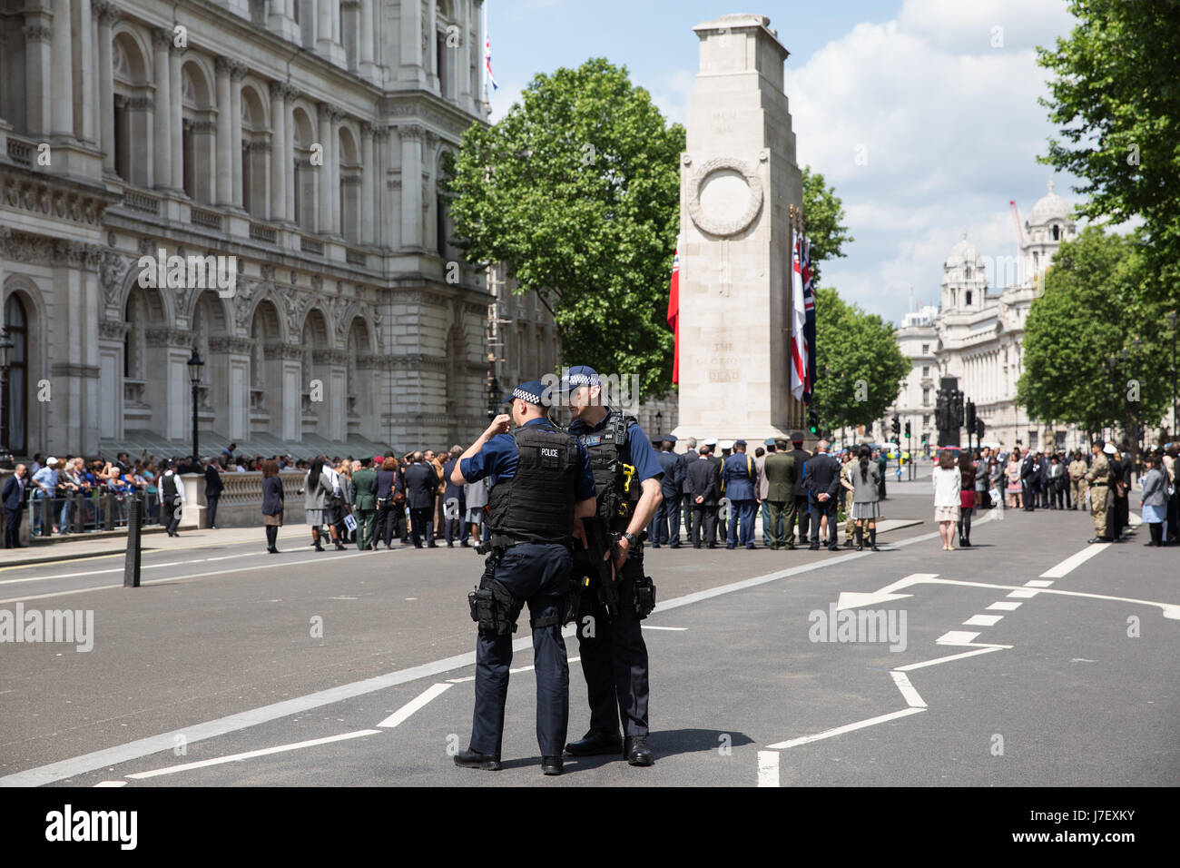 Londres, Royaume-Uni. 24 mai, 2017. La police armée veille sur le service commémoratif au cénotaphe de Whitehall sur la Journée internationale des Casques bleus de l'ONU à la mémoire de ceux qui ont perdu leur vie au service de la paix depuis les opérations de paix de l'ONU a commencé en 1948. Credit : Mark Kerrison/Alamy Live News Banque D'Images