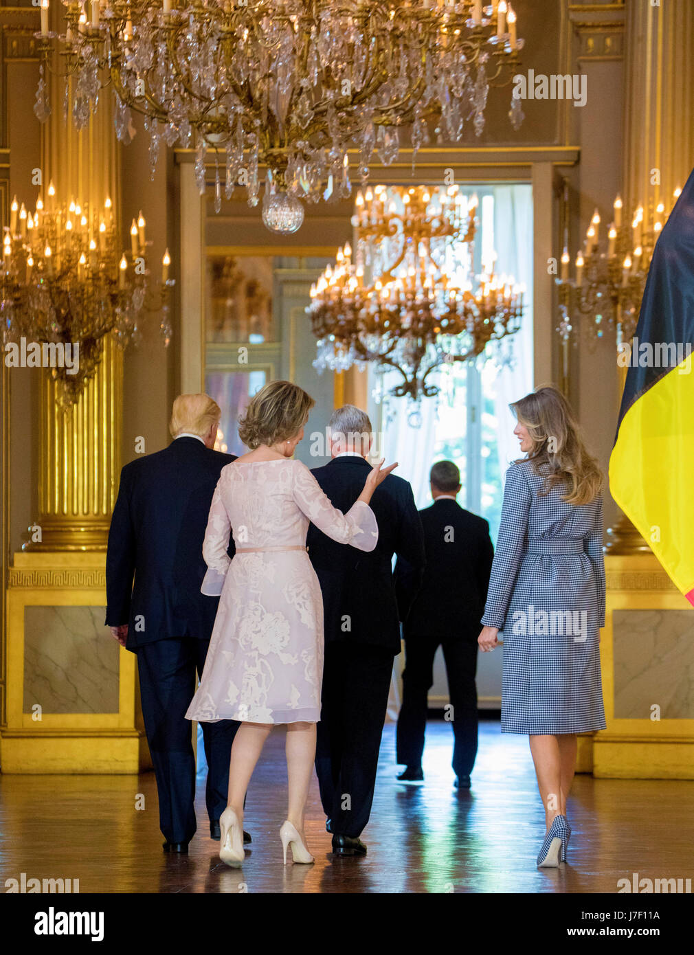 Bruxelles, Belgique. 24 mai, 2017. La Reine Mathilde (L) de la Belgique se félicite de Première dame Melania Trump au Palais Royal de Bruxelles, le 24 mai 2017. - Pas de service de fil - Photo : Albert Nieboer/RoyalPress/dpa/Alamy Live News/Alamy Live News Banque D'Images