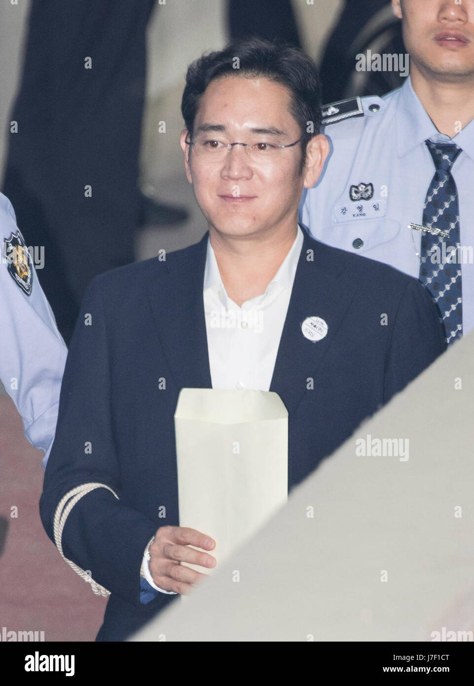 Séoul, Cour du District Central de Séoul à Séoul. 25 mai, 2017. Samsung Electronics Vice président Lee Jae-yong, un de-facto chef de groupe Samsung, arrive pour un procès à la Cour du District Central de Séoul à Séoul, Corée du Sud le 25 mai 2017. Credit : Lee Sang-ho/Xinhua/Alamy Live News Banque D'Images