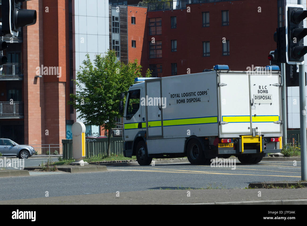 Manchester, UK. 25 mai, 2017. Bomb Disposal .ventilateur près de police Mancunian way due à suspicous paquet en dehors, bloc off Chorlton road Manchester, 10h30 25.5.17 avant 1 minutes de silence à Saint Ann's square 25.5.2017. Manchester. À la suite de la bombe à la Manchester Arena sur la nuit du 22.5.2017 concert pop où avait lieu avec Ariana Grande. Crédit : GARY ROBERTS/Alamy Live News Banque D'Images