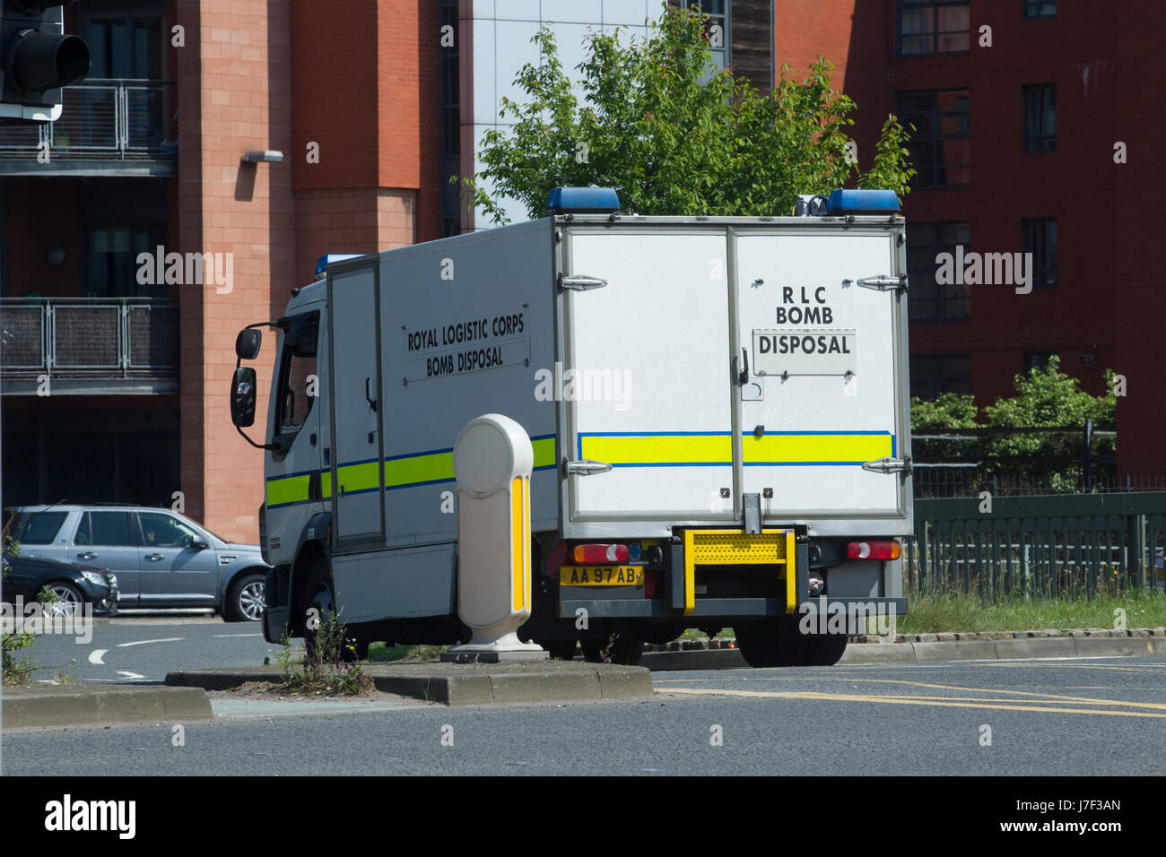 Manchester, UK. 25 mai, 2017. Bomb Disposal .ventilateur près de police Mancunian way due à suspicous paquet en dehors, bloc off Chorlton road Manchester, 10h30 25.5.17 avant 1 minutes de silence à Saint Ann's square 25.5.2017. Manchester. À la suite de la bombe à la Manchester Arena sur la nuit du 22.5.2017 concert pop où avait lieu avec Ariana Grande. Crédit : GARY ROBERTS/Alamy Live News Banque D'Images