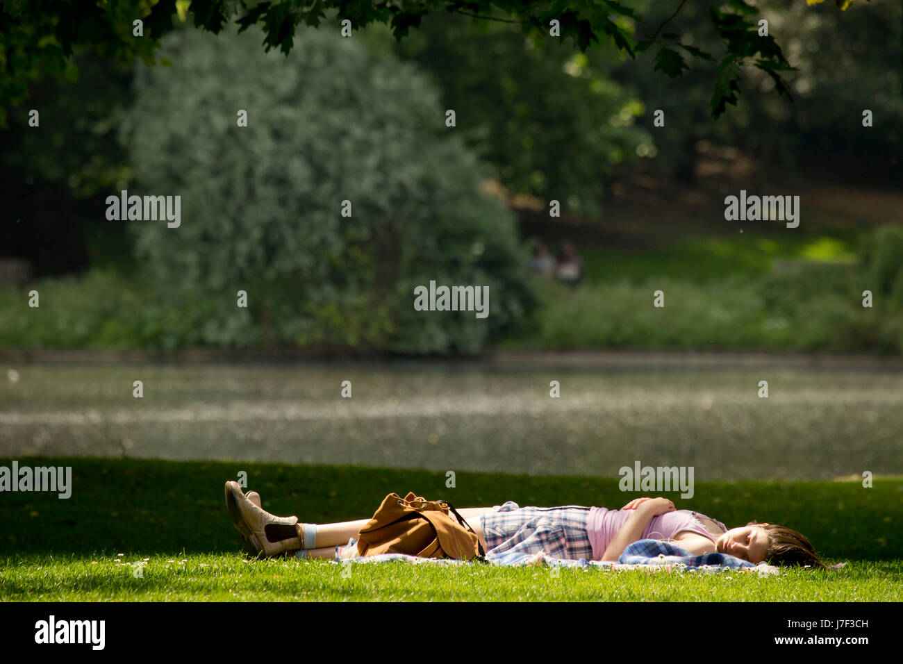 Londres, Royaume-Uni. 25 mai, 2017. 25 mai, 2017. Les personnes bénéficiant du soleil à St James Park, Londres Crédit : Sebastian Remme/Alamy Live News Banque D'Images