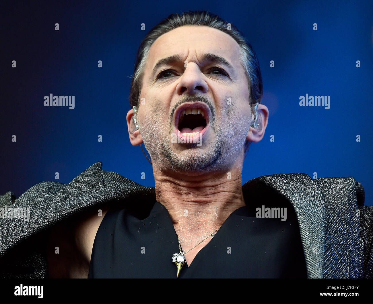 Prague, République tchèque. 24 mai, 2017. Le chanteur David Gahan effectue pendant le concert de la Depeche Mode à Prague, République tchèque, le 24 mai 2017. Photo : CTK/Vondrous Romain Photo/Alamy Live News Banque D'Images