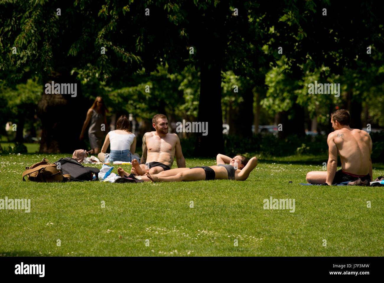 Londres, Royaume-Uni. 25 mai, 2017. Les personnes bénéficiant du soleil à St James Park, Londres Crédit : Sebastian Remme/Alamy Live News Banque D'Images