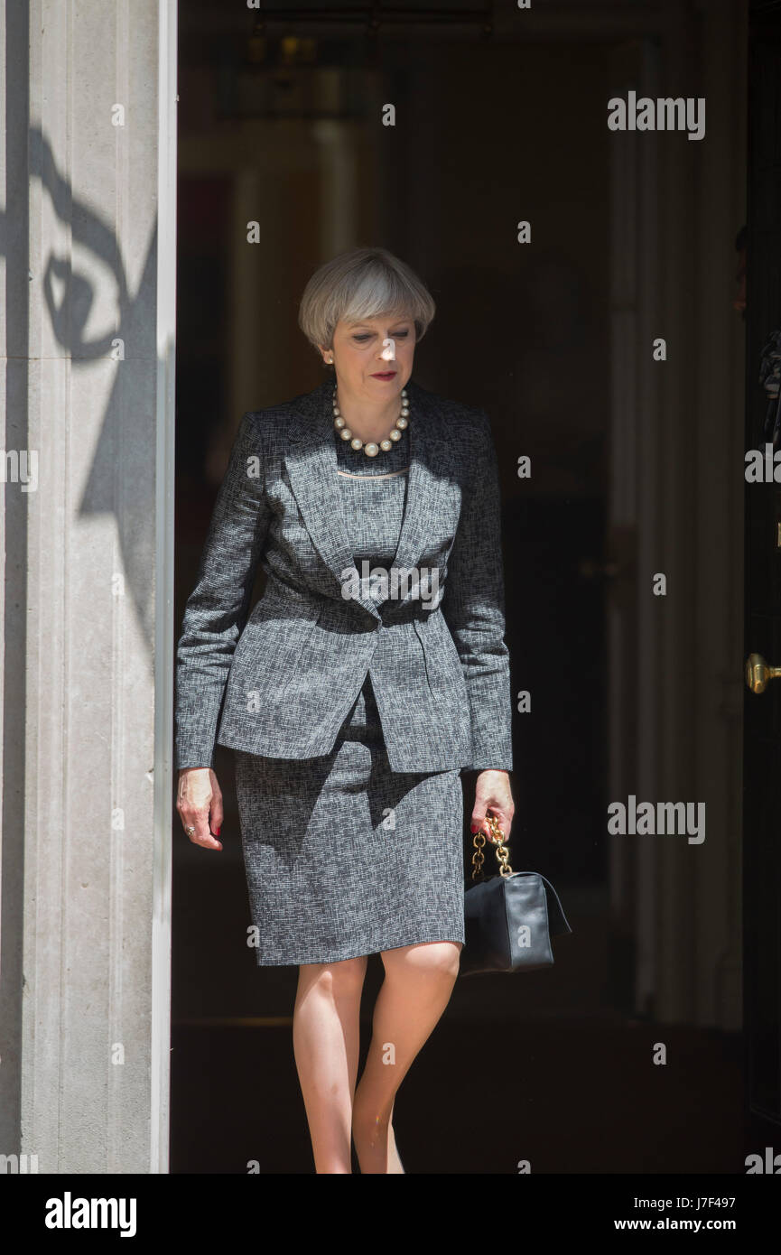 Downing Street, London, UK. 25 mai 2017. Premier ministre sombre Theresa peut quitte Downing Street pour le sommet de l'OTAN à Bruxelles. Credit : Malcolm Park editorial/Alamy Live News. Banque D'Images