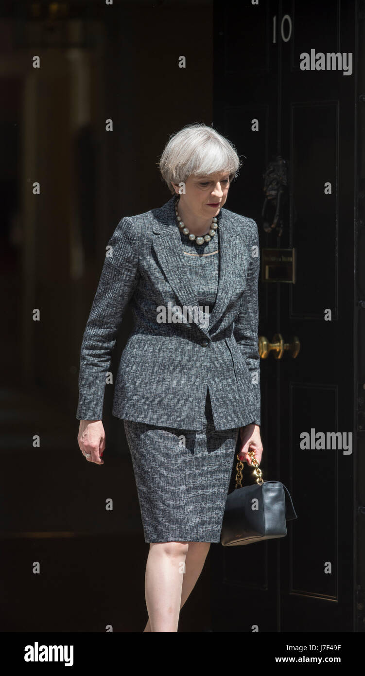 Downing Street, London, UK. 25 mai 2017. Premier ministre sombre Theresa peut quitte Downing Street pour le sommet de l'OTAN à Bruxelles. Credit : Malcolm Park editorial/Alamy Live News. Banque D'Images